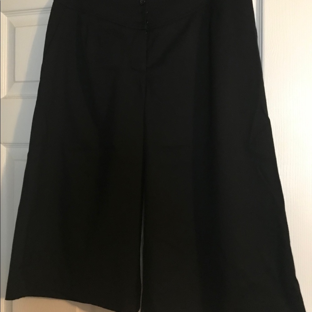 Woman short/ front and back pockets/ wide legs/